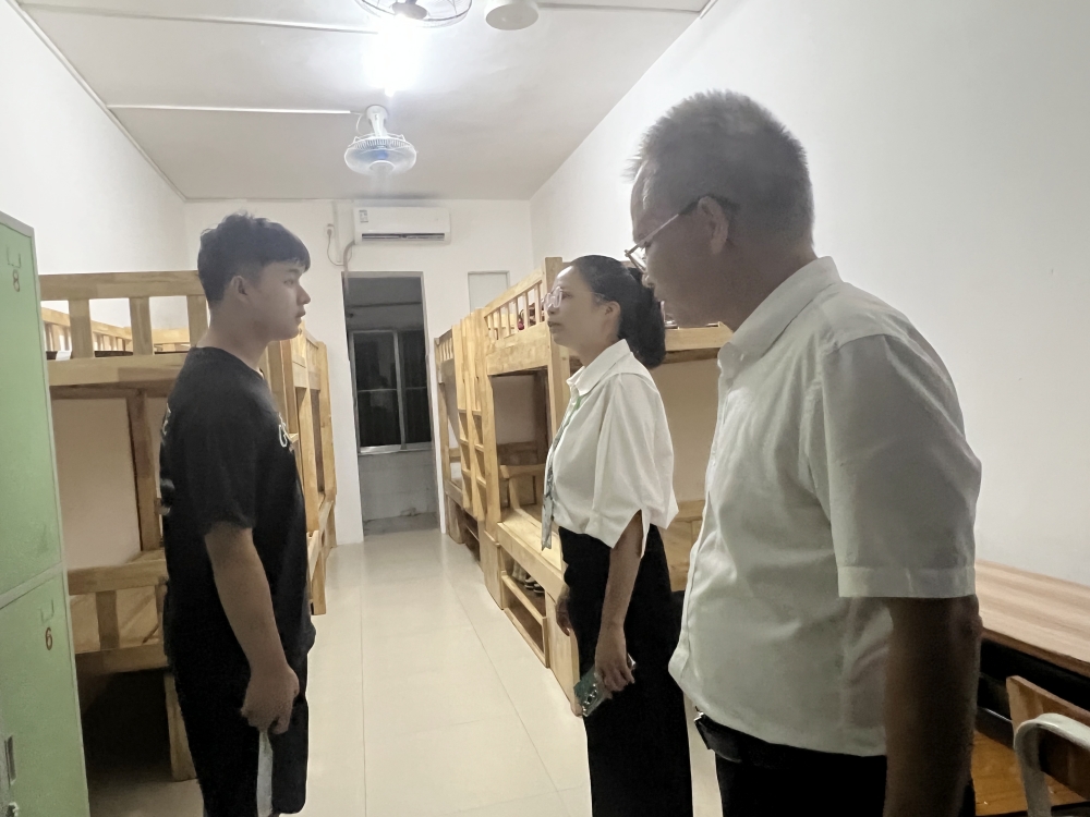 情暖新生丨开学第一天校长一行走访宿舍关怀新生(图2)