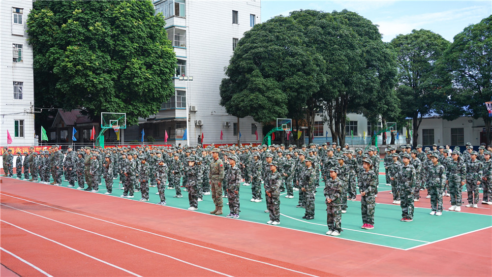 【迷彩淬铸群贤魂 铁骨争当家国梁】2025级新生军训开营(图3)