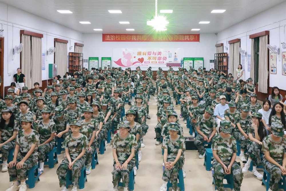 【平安校园】筑牢禁毒反诈墙 护航青春成长路 | 学校联合南宁市公安局上尧派出所开展法治教育第一课(图1)