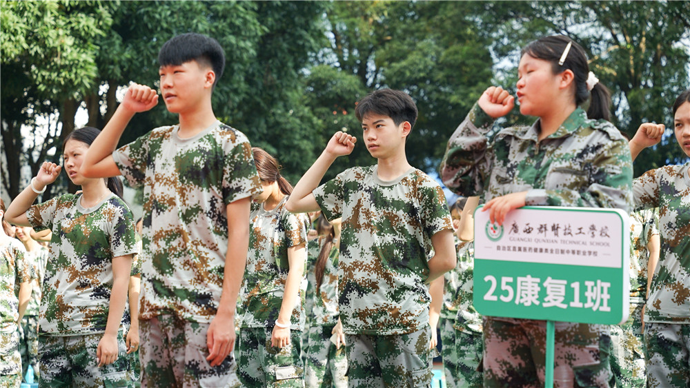 强技铸就健康梦 匠心启航新征程——我校举行2025级新生开学典礼(图9)