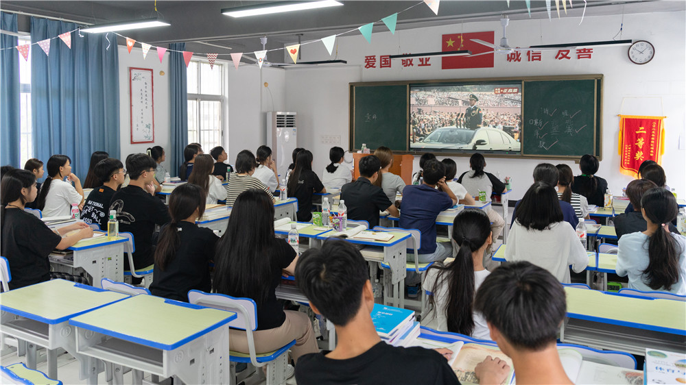 铭记抗战历史，弘扬民族精神——学校组织全体师生观看纪念中国人民抗日战争暨世界反法西斯战争胜利80周年大会(图2)