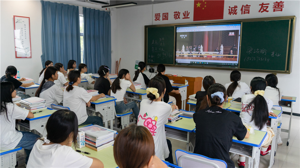 铭记抗战历史，弘扬民族精神——学校组织全体师生观看纪念中国人民抗日战争暨世界反法西斯战争胜利80周年大会(图1)