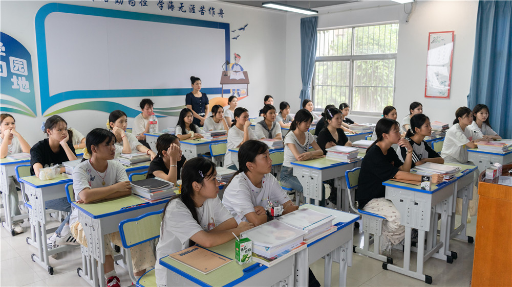 铭记抗战历史，弘扬民族精神——学校组织全体师生观看纪念中国人民抗日战争暨世界反法西斯战争胜利80周年大会(图5)