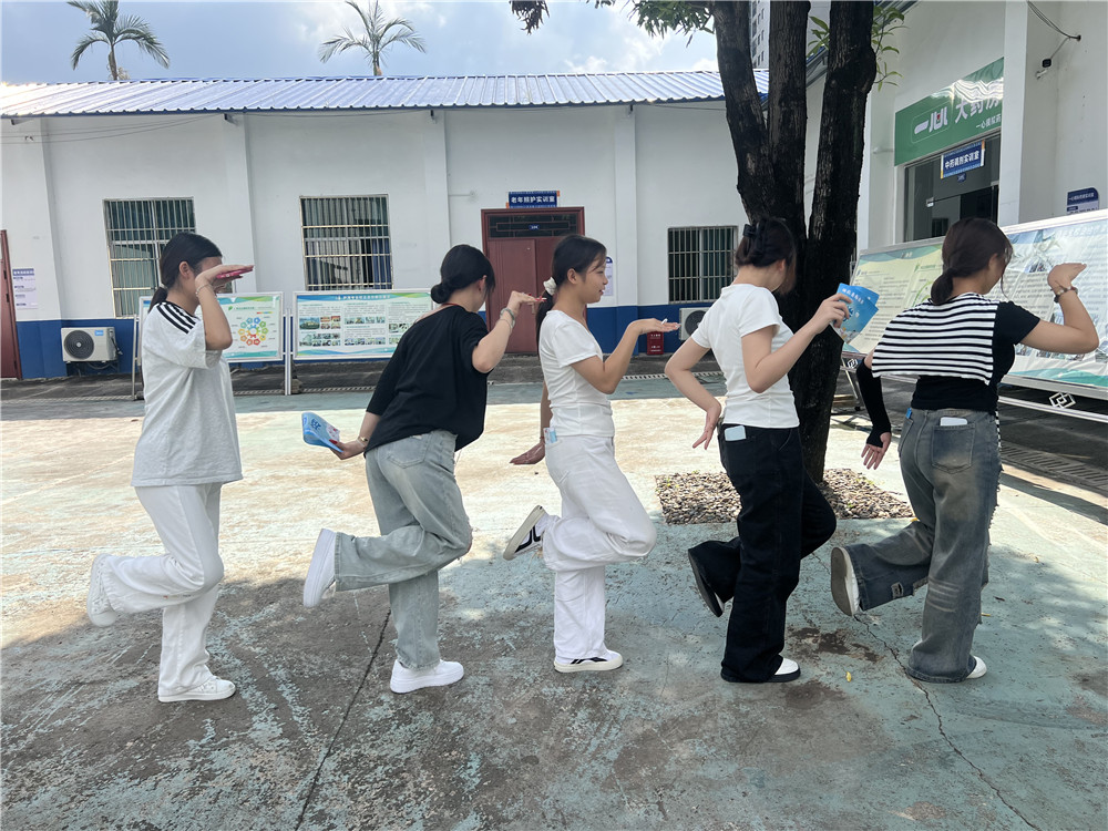 活力校园打卡 开启青春未来——学校2025新生游园会嗨翻校园(图1)