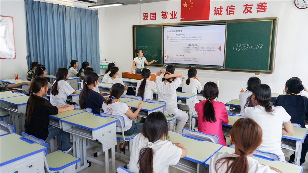 技能照亮前程 劳模工匠领航——我校开展2025年秋季学期开学第一课主题教育活动(图6)