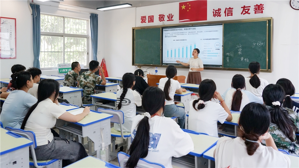 技能照亮前程 劳模工匠领航——我校开展2025年秋季学期开学第一课主题教育活动(图5)