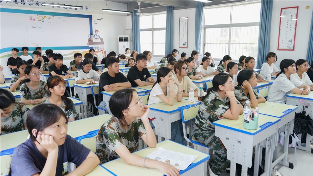 技能照亮前程 劳模工匠领航——我校开展2025年秋季学期开学第一课主题教育活动(图8)