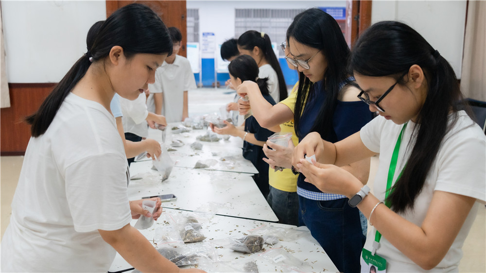 师恩润桃李 学子谢师恩——广西群贤技工学校庆祝第41个教师节(图1)