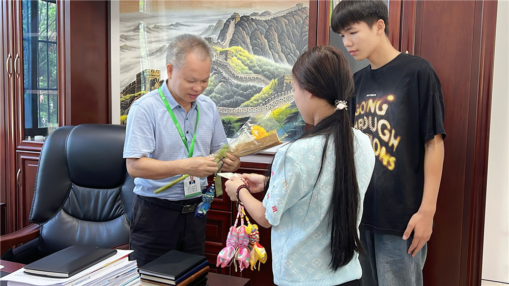 师恩润桃李 学子谢师恩——广西群贤技工学校庆祝第41个教师节(图3)