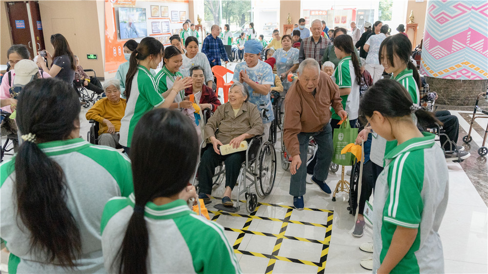 敬老从心开始 助老从我做起 ——我校开展重阳节敬老爱老主题活动(图11)