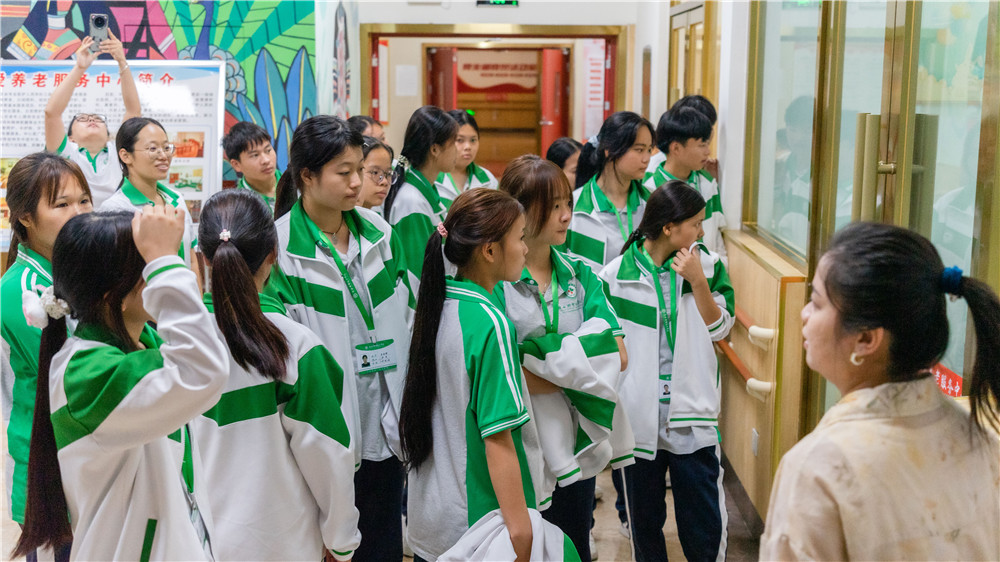 敬老从心开始 助老从我做起 ——我校开展重阳节敬老爱老主题活动(图12)