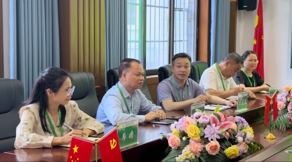 压实责任 狠抓落实——我校召开爱国价值观主题教育部署会(图2) 压实责任 狠抓落实——我校召开爱国价值观主题教育部署会(图2)