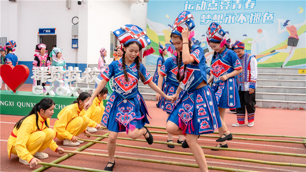 承壮乡民俗文脉・育十爱时代新人——我校举办三月三民俗文化活动暨“十爱教育”摄影展(图4) 承壮乡民俗文脉・育十爱时代新人——我校举办三月三民俗文化活动暨“十爱教育”摄影展(图4)