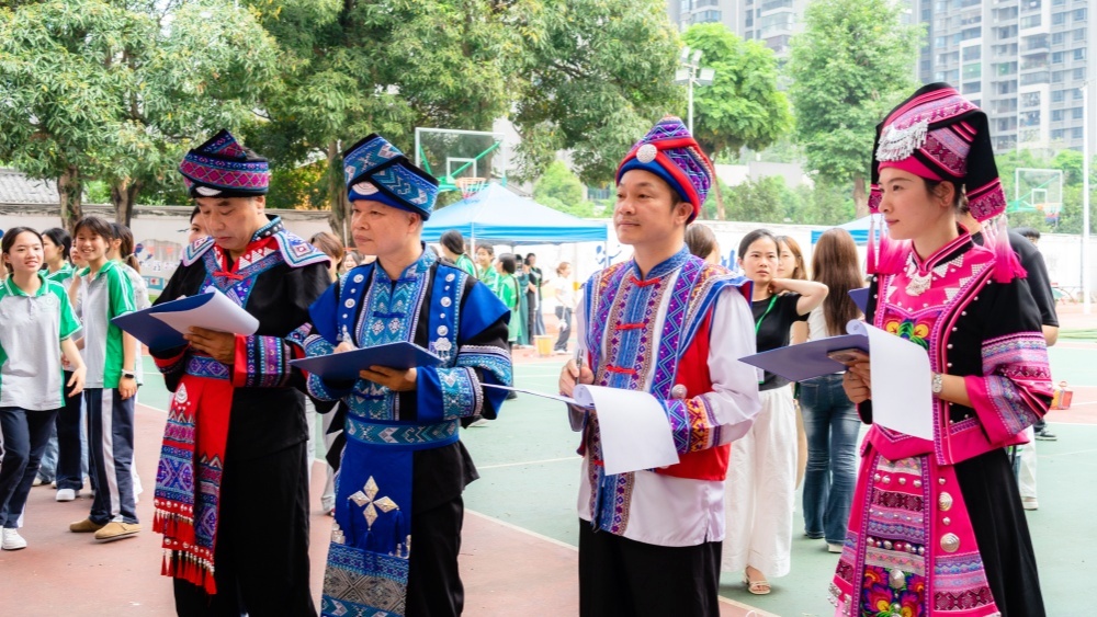 承壮乡民俗文脉・育十爱时代新人——我校举办三月三民俗文化活动暨“十爱教育”摄影展(图6) 承壮乡民俗文脉・育十爱时代新人——我校举办三月三民俗文化活动暨“十爱教育”摄影展(图6)