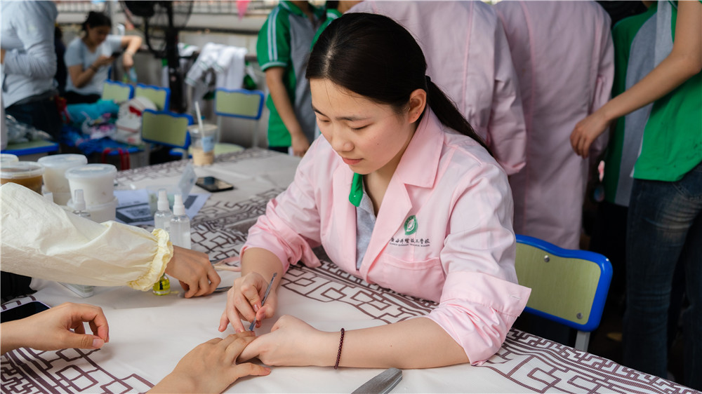 承壮乡民俗文脉・育十爱时代新人——我校举办三月三民俗文化活动暨“十爱教育”摄影展(图10) 承壮乡民俗文脉・育十爱时代新人——我校举办三月三民俗文化活动暨“十爱教育”摄影展(图10)