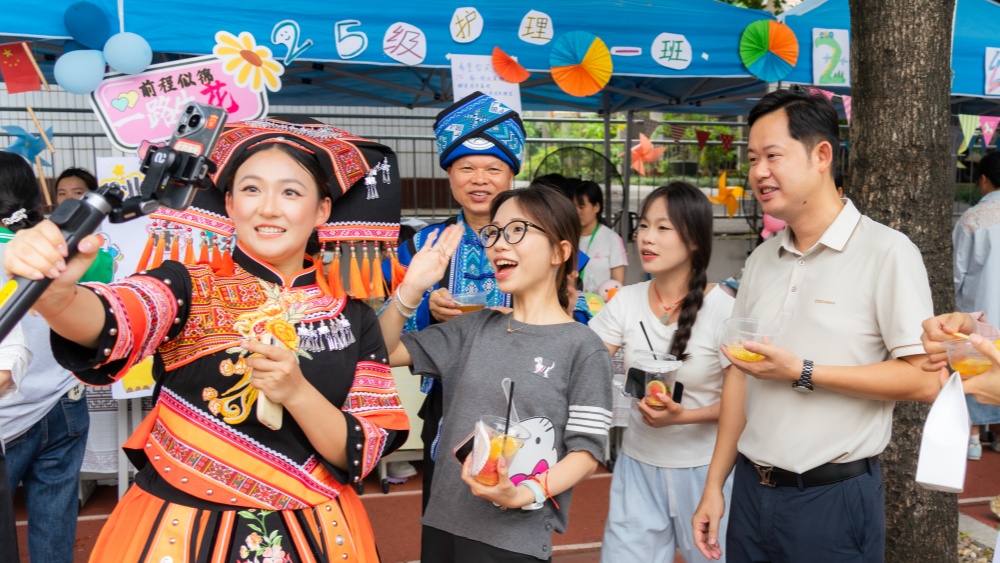 承壮乡民俗文脉・育十爱时代新人——我校举办三月三民俗文化活动暨“十爱教育”摄影展(图8) 承壮乡民俗文脉・育十爱时代新人——我校举办三月三民俗文化活动暨“十爱教育”摄影展(图8)