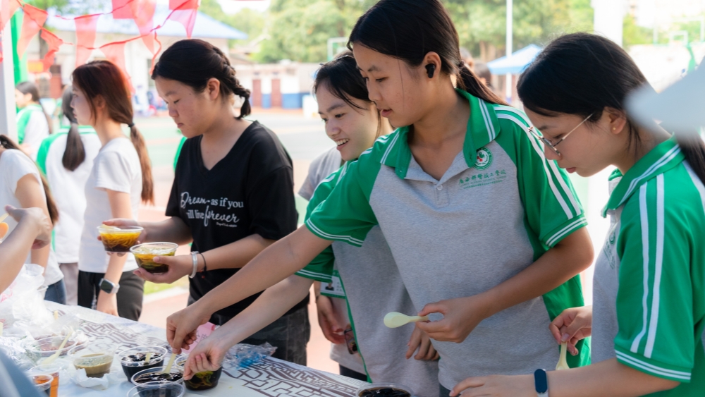 承壮乡民俗文脉・育十爱时代新人——我校举办三月三民俗文化活动暨“十爱教育”摄影展(图9) 承壮乡民俗文脉・育十爱时代新人——我校举办三月三民俗文化活动暨“十爱教育”摄影展(图9)
