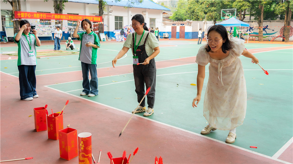承壮乡民俗文脉・育十爱时代新人——我校举办三月三民俗文化活动暨“十爱教育”摄影展(图13) 承壮乡民俗文脉・育十爱时代新人——我校举办三月三民俗文化活动暨“十爱教育”摄影展(图13)