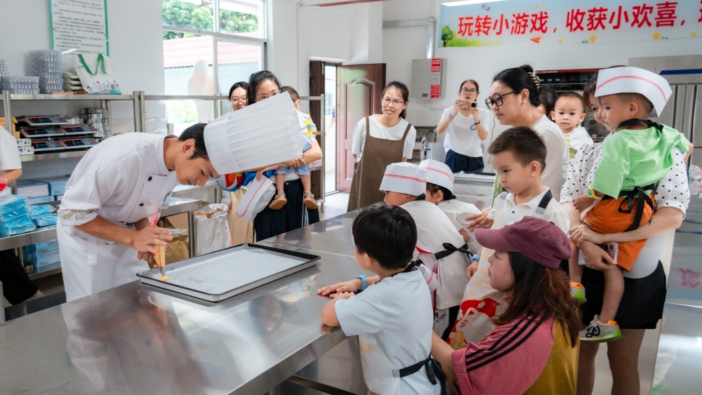 快乐“食”光・童心飞扬——广西群贤技工学校开展2026年亲子手作嘉年华活动(图5) 快乐“食”光・童心飞扬——广西群贤技工学校开展2026年亲子手作嘉年华活动(图5)