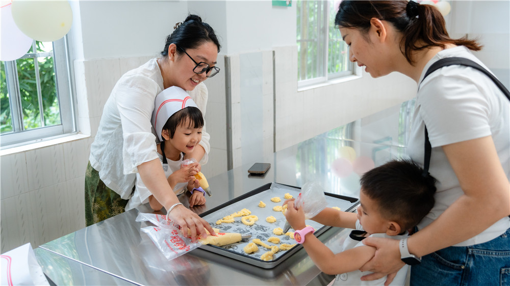 快乐“食”光・童心飞扬——广西群贤技工学校开展2026年亲子手作嘉年华活动(图6) 快乐“食”光・童心飞扬——广西群贤技工学校开展2026年亲子手作嘉年华活动(图6)