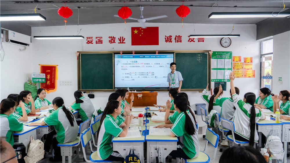 深耕课堂提质效,教研赋能促成长|广西群贤技工学校开展数学公开课活动(图2) 深耕课堂提质效,教研赋能促成长|广西群贤技工学校开展数学公开课活动(图2)