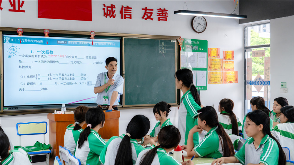 深耕课堂提质效,教研赋能促成长|广西群贤技工学校开展数学公开课活动(图4) 深耕课堂提质效,教研赋能促成长|广西群贤技工学校开展数学公开课活动(图4)
