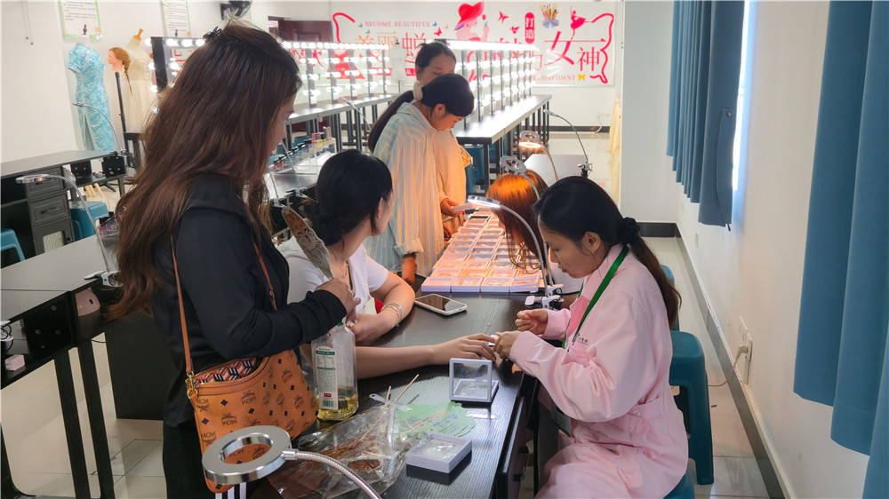 现场直击|广西群贤技工学校校园开放日火爆!免费实操、到访有礼、报名抽大奖!(图24) 现场直击|广西群贤技工学校校园开放日火爆!免费实操、到访有礼、报名抽大奖!(图24)