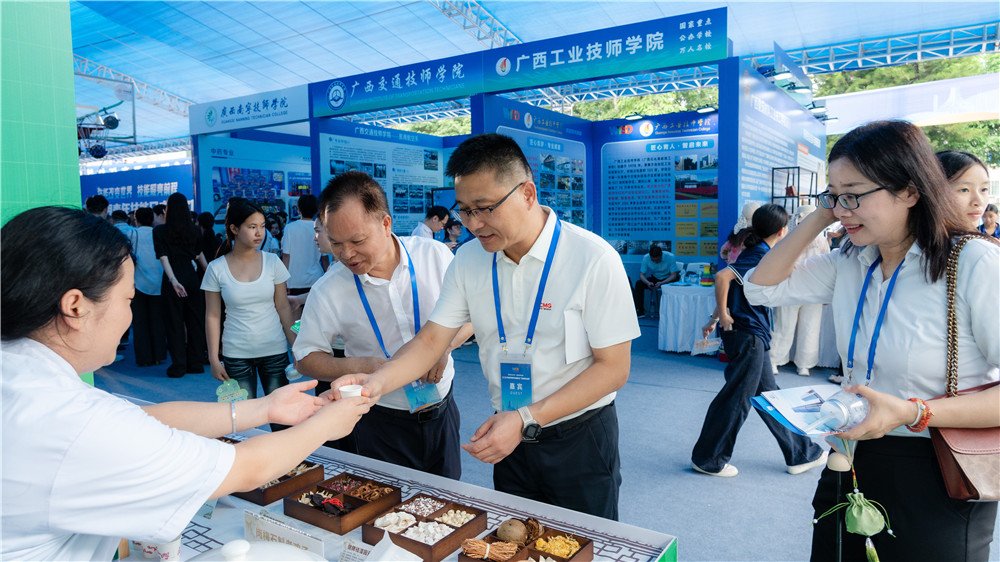 广西群贤技工学校参加2026年世界青年技能日广西宣传活动(图15) 广西群贤技工学校参加2026年世界青年技能日广西宣传活动(图15)