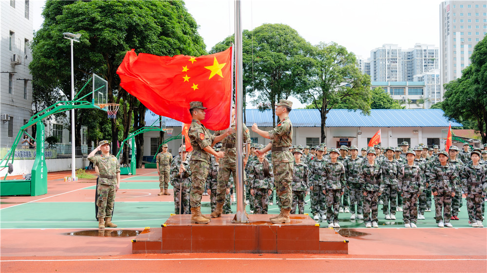 淬炼青春之火 铸就群贤军魂——2026级新生军训开营(图2) 淬炼青春之火 铸就群贤军魂——2026级新生军训开营(图2)