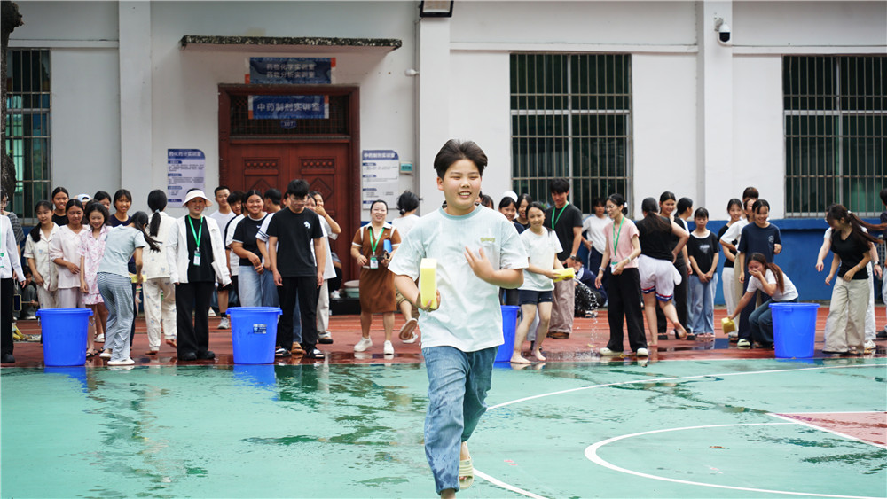 撒欢泼水 玩转校园——广西群贤技工学校2026级新生游园会欢乐开启(图3) 撒欢泼水 玩转校园——广西群贤技工学校2026级新生游园会欢乐开启(图3)