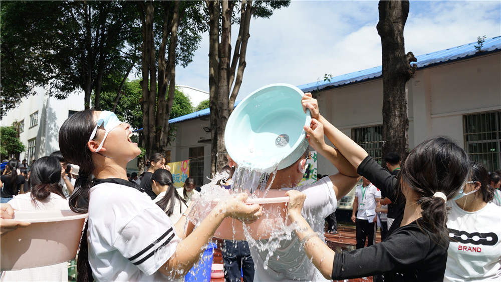 撒欢泼水 玩转校园——广西群贤技工学校2026级新生游园会欢乐开启(图6) 撒欢泼水 玩转校园——广西群贤技工学校2026级新生游园会欢乐开启(图6)