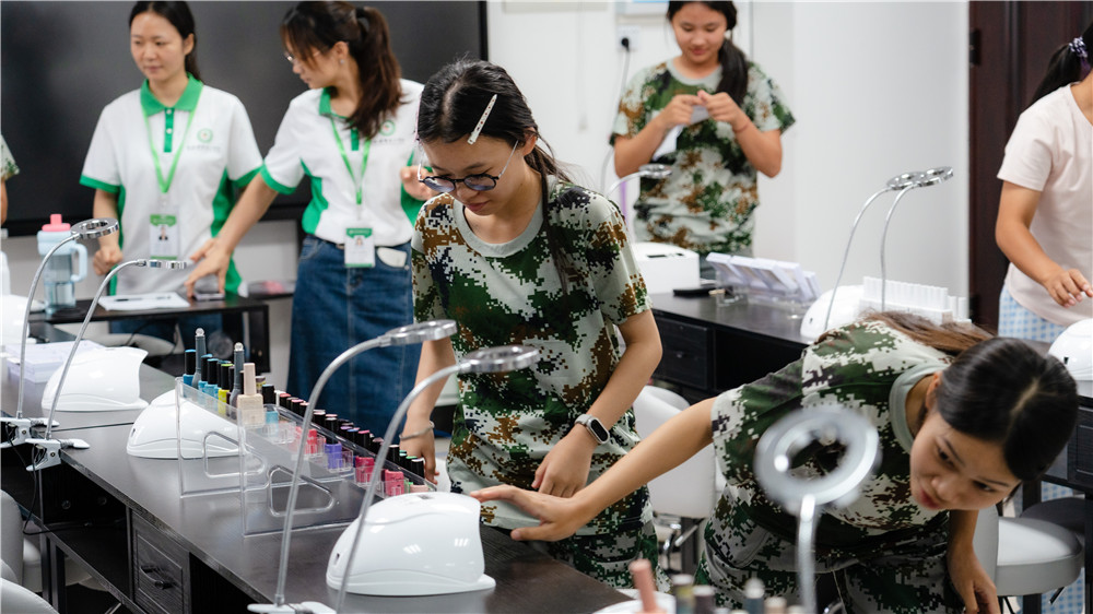 提灯引路・技耀青春——广西群贤技工学校开展2026级新生入学教育系列活动(图2) 提灯引路・技耀青春——广西群贤技工学校开展2026级新生入学教育系列活动(图2)