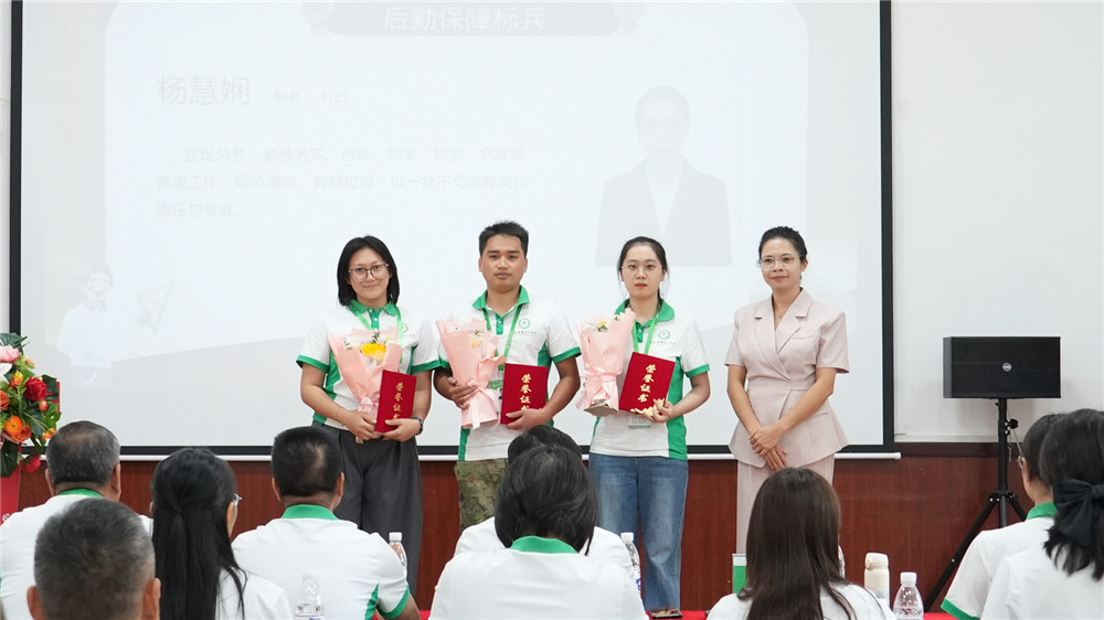 凝聚嘉彰 同心致远——广西群贤技工学校举行2026年教师节表彰大会(图6) 凝聚嘉彰 同心致远——广西群贤技工学校举行2026年教师节表彰大会(图6)