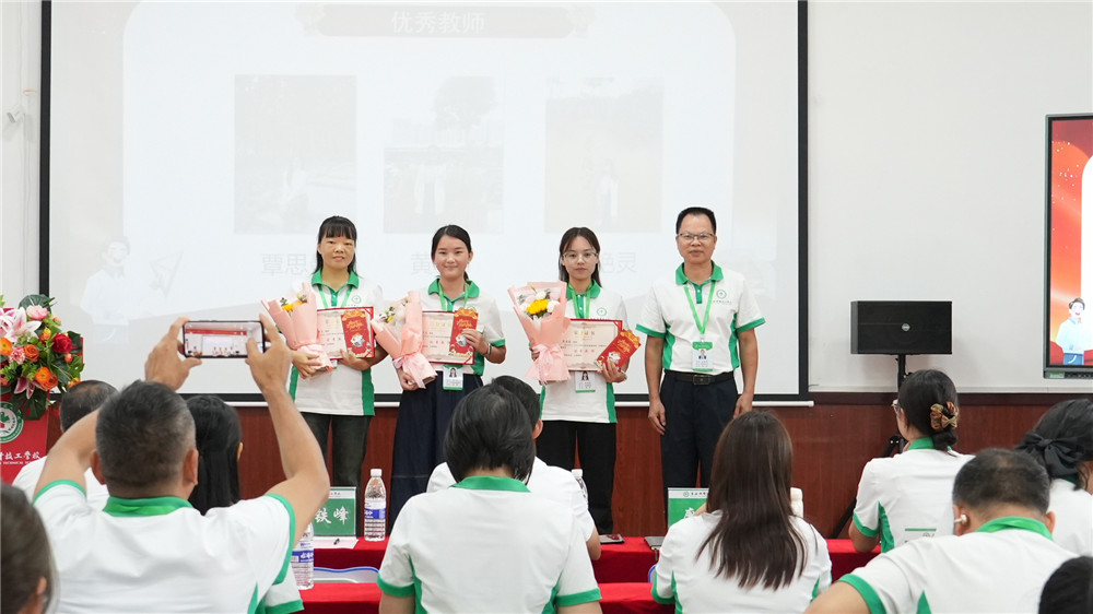 凝聚嘉彰 同心致远——广西群贤技工学校举行2026年教师节表彰大会(图7) 凝聚嘉彰 同心致远——广西群贤技工学校举行2026年教师节表彰大会(图7)