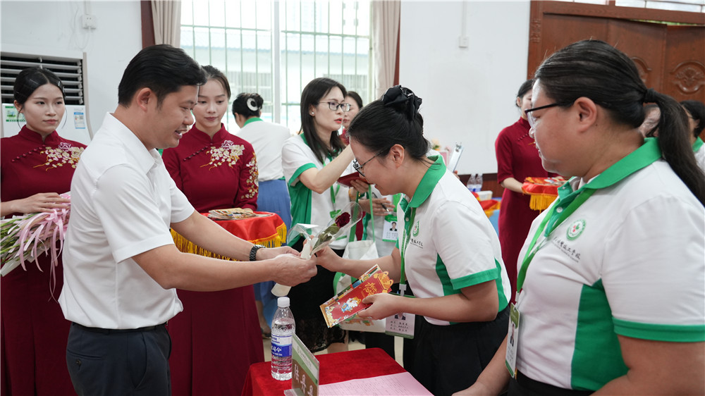凝聚嘉彰 同心致远——广西群贤技工学校举行2026年教师节表彰大会(图11) 凝聚嘉彰 同心致远——广西群贤技工学校举行2026年教师节表彰大会(图11)