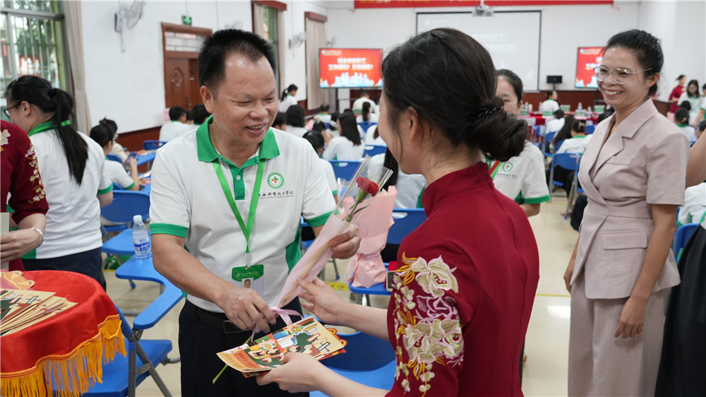 凝聚嘉彰 同心致远——广西群贤技工学校举行2026年教师节表彰大会(图10) 凝聚嘉彰 同心致远——广西群贤技工学校举行2026年教师节表彰大会(图10)