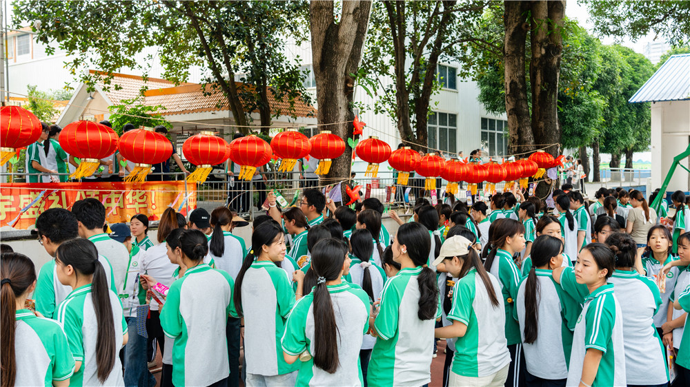 月满中秋·礼赞国庆——广西群贤技工学校2026年双节欢乐游园会嗨翻校园(图4) 月满中秋·礼赞国庆——广西群贤技工学校2026年双节欢乐游园会嗨翻校园(图4)