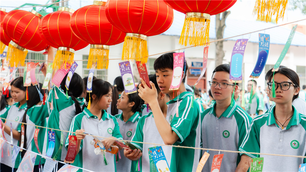 月满中秋·礼赞国庆——广西群贤技工学校2026年双节欢乐游园会嗨翻校园(图6) 月满中秋·礼赞国庆——广西群贤技工学校2026年双节欢乐游园会嗨翻校园(图6)