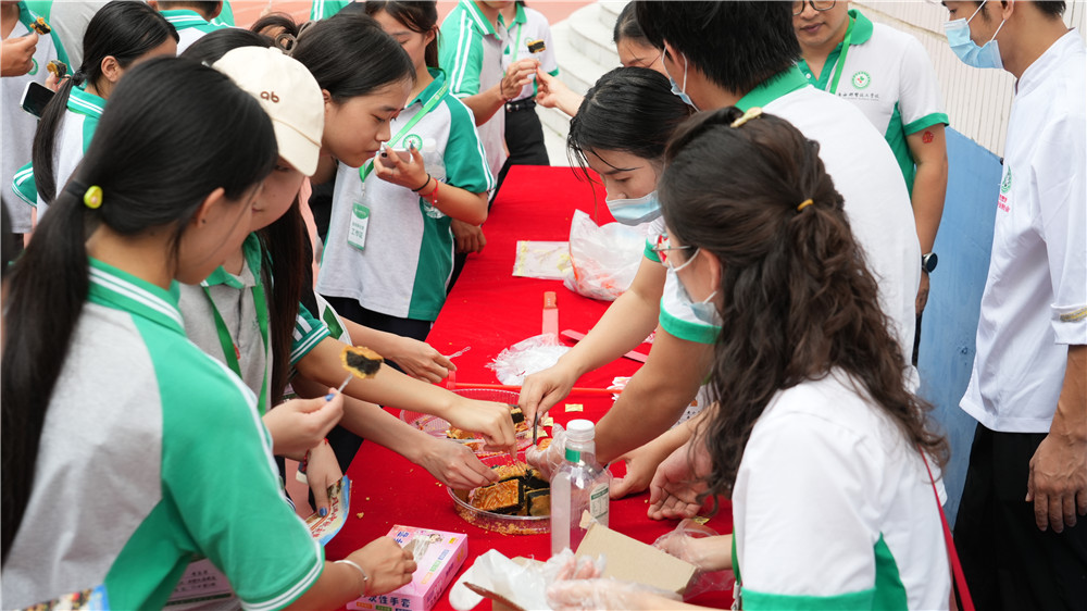 月满中秋·礼赞国庆——广西群贤技工学校2026年双节欢乐游园会嗨翻校园(图2) 月满中秋·礼赞国庆——广西群贤技工学校2026年双节欢乐游园会嗨翻校园(图2)