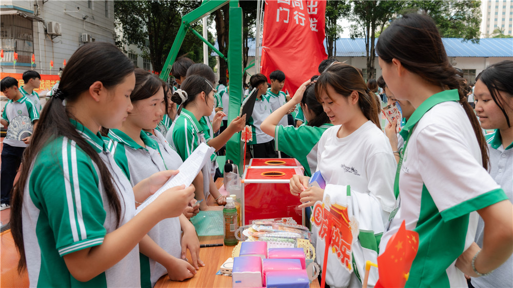月满中秋·礼赞国庆——广西群贤技工学校2026年双节欢乐游园会嗨翻校园(图17) 月满中秋·礼赞国庆——广西群贤技工学校2026年双节欢乐游园会嗨翻校园(图17)