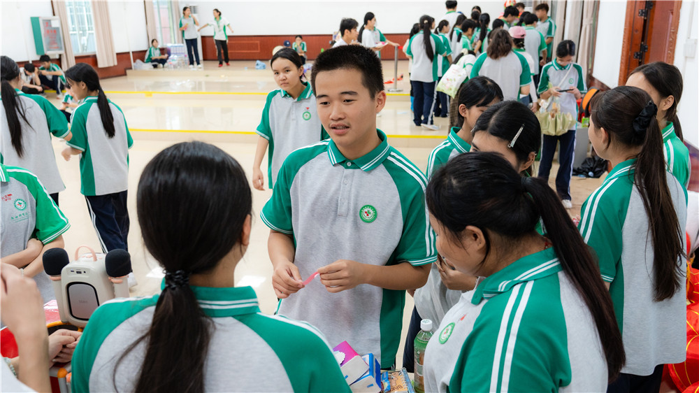 月满中秋·礼赞国庆——广西群贤技工学校2026年双节欢乐游园会嗨翻校园(图18) 月满中秋·礼赞国庆——广西群贤技工学校2026年双节欢乐游园会嗨翻校园(图18)