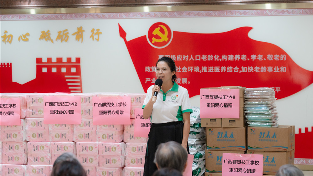 传承尊老风尚・践行青春担当——广西群贤技工学校26级护理专业学生赴广西医大仁爱养老服务中心开展敬老暨研学活动(图7) 传承尊老风尚・践行青春担当——广西群贤技工学校26级护理专业学生赴广西医大仁爱养老服务中心开展敬老暨研学活动(图7)