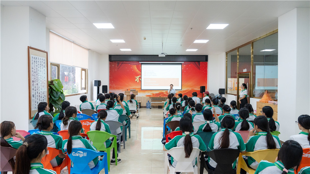 传承尊老风尚・践行青春担当——广西群贤技工学校26级护理专业学生赴广西医大仁爱养老服务中心开展敬老暨研学活动(图11) 传承尊老风尚・践行青春担当——广西群贤技工学校26级护理专业学生赴广西医大仁爱养老服务中心开展敬老暨研学活动(图11)