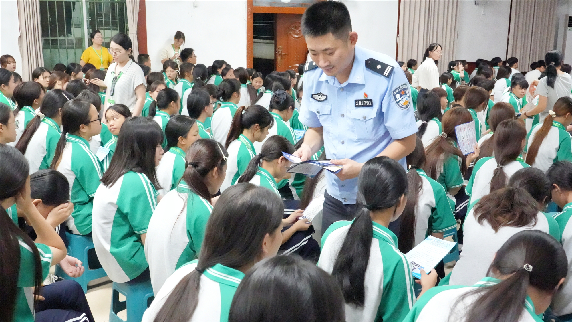 反诈护航青春・共建平安校园——广西群贤技工学校开设2026年秋季学期反诈安全教育讲座(图3) 反诈护航青春・共建平安校园——广西群贤技工学校开设2026年秋季学期反诈安全教育讲座(图3)