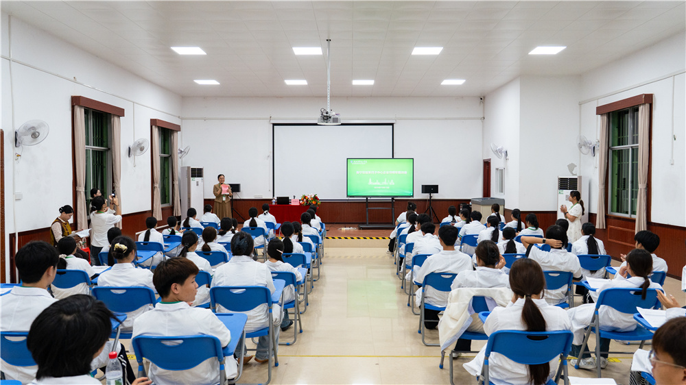 校企共育|广西群贤技工学校26级护理专业赴贝加美母婴护理中心开展研学实践活动(图4) 校企共育|广西群贤技工学校26级护理专业赴贝加美母婴护理中心开展研学实践活动(图4)