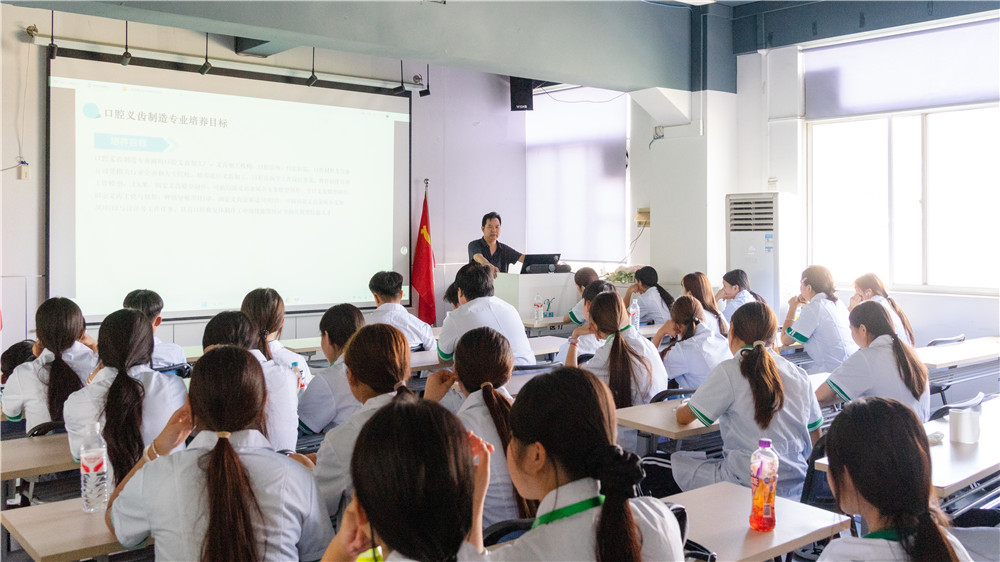 校企联动 筑梦口腔——广西群贤技工学校26级口腔义齿制造专业赴广西深雅医疗科技股份有限公司研学(图2) 校企联动 筑梦口腔——广西群贤技工学校26级口腔义齿制造专业赴广西深雅医疗科技股份有限公司研学(图2)
