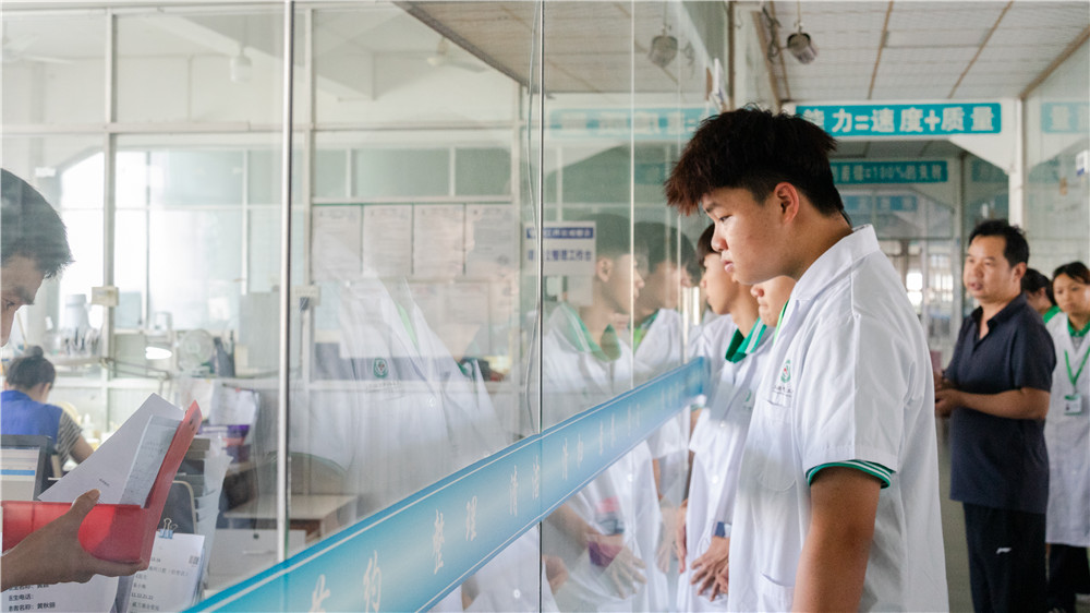 校企联动 筑梦口腔——广西群贤技工学校26级口腔义齿制造专业赴广西深雅医疗科技股份有限公司研学(图4) 校企联动 筑梦口腔——广西群贤技工学校26级口腔义齿制造专业赴广西深雅医疗科技股份有限公司研学(图4)