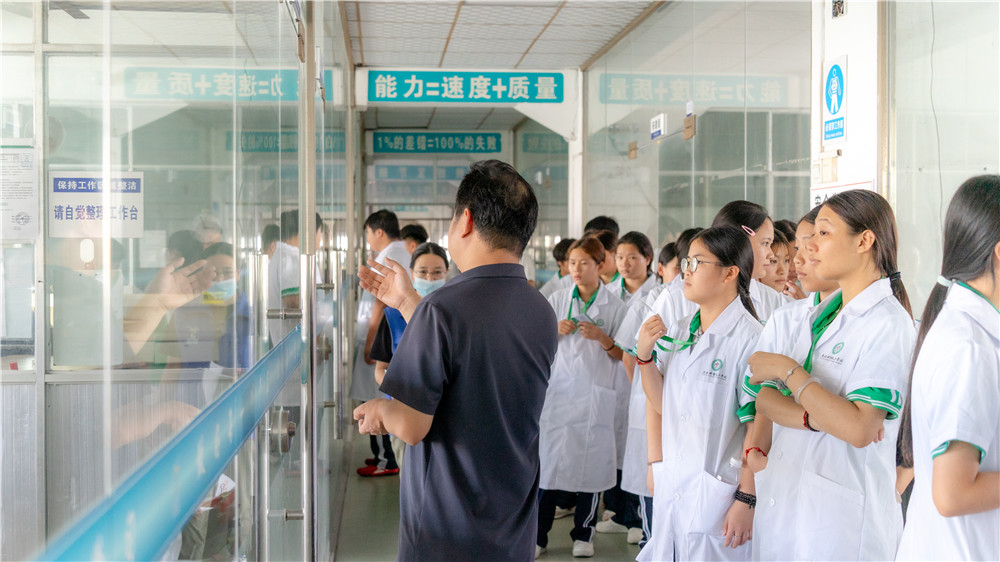 校企联动 筑梦口腔——广西群贤技工学校26级口腔义齿制造专业赴广西深雅医疗科技股份有限公司研学(图3) 校企联动 筑梦口腔——广西群贤技工学校26级口腔义齿制造专业赴广西深雅医疗科技股份有限公司研学(图3)