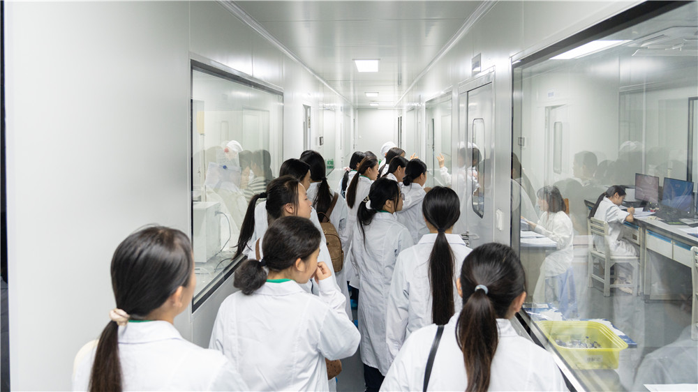 识专业・见岗位・筑初心|广西群贤技工学校26级药剂、中药专业走进广西厚德药业开展专业认知研学(图2) 识专业・见岗位・筑初心|广西群贤技工学校26级药剂、中药专业走进广西厚德药业开展专业认知研学(图2)
