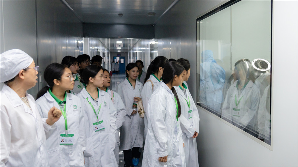 识专业・见岗位・筑初心|广西群贤技工学校26级药剂、中药专业走进广西厚德药业开展专业认知研学(图4) 识专业・见岗位・筑初心|广西群贤技工学校26级药剂、中药专业走进广西厚德药业开展专业认知研学(图4)